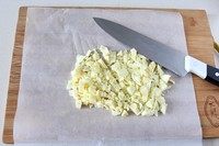白色恋人饼干,14.接下来做巧克力馅,把巧克力在案板上切碎