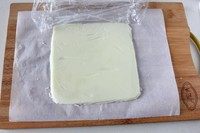 白色恋人饼干,18.冰箱里取出小盘子,巧克力取出倒扣撕掉保鲜膜
