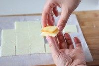 白色恋人饼干,21.切好取两块饼干中间放一块薄薄的巧克力组合好即可,将组合好的密封存放12小时再食用