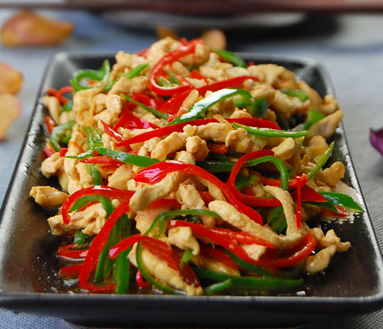 双椒鸡丝,用盐、<a style='color:red;display:inline-block;' href='/shicai/ 756'>鸡精</a>调好味以后调好味后,用湿淀粉勾薄芡即可出锅。
