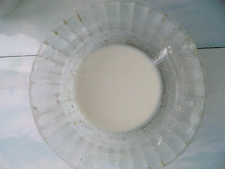 鸡蛋肠粉,将粉类混合过筛,加入油、盐、<a style='color:red;display:inline-block;' href='/shicai/ 156925'>水</a>,调成粉浆