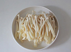 蚝油海鲜菇炒鸡丝,<a style='color:red;display:inline-block;' href='/shicai/ 2823'>海鲜菇</a>清洗干净,粗一点的可以从中间撕开。