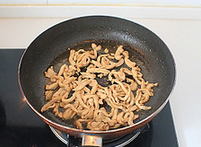 蚝油海鲜菇炒鸡丝,平底锅内放多一点的<a style='color:red;display:inline-block;' href='/shicai/ 849'>花生油</a>,油热后下也腌制后的鸡丝快速滑散至变色后盛出。