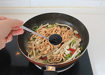 蚝油海鲜菇炒鸡丝,将海鲜菇出的水分炒的差不多变干时,下滑散的鸡丝,调入一大勺<a style='color:red;display:inline-block;' href='/shicai/ 721'>蚝油</a>。