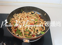 蚝油海鲜菇炒鸡丝,中火翻炒均匀,至海鲜菇入味即可关火装盘。