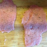 咖喱猪排饭,里脊肉中间横切成2块,用肉锤打到2倍大~打肉这种爽快感是什么个情况!之后两面撒上<a style='color:red;display:inline-block;' href='/shicai/ 3931'>黑椒</a>和盐