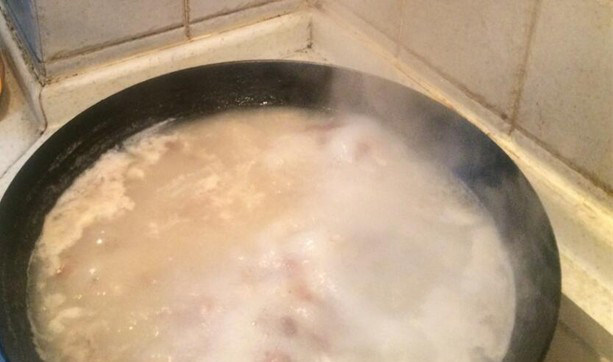 雪花牛肉冻,加入八角、桂皮、甘草、料酒和盐,继续煮。适时捞走汤面上浮油