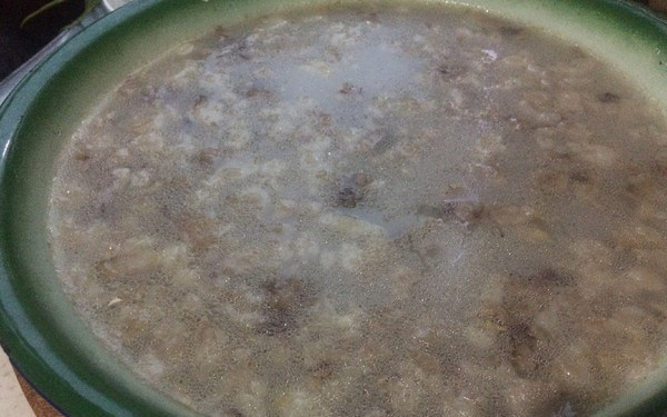 雪花牛肉冻,滤去八角桂皮等香料,倒入碗或盆中,冬天室温下半天就能结冻