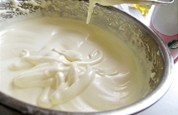 香橙海绵杯子蛋糕,全蛋加入95克的细砂糖,隔热水用电动打蛋器将其打发。提起打蛋器画圈,蛋液的痕迹不马上消失。