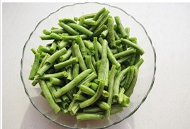 扁豆焖面 ,豆角洗净,把头尾去掉,掰成寸段。