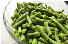 扁豆焖面 ,将洗净的豆角放在容器里,用保鲜膜包好,送进微波炉高火加热15分钟。