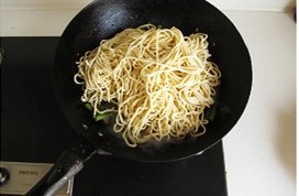 扁豆焖面 ,然后将<a style='color:red;display:inline-block;' href='/shicai/ 526'>面条</a>放在豆角的上面,转中小火加热至水干面熟,大约10分钟左右。用铲子将面和菜翻拌出锅即可。