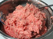 瑞典肉丸,用两个勺子沾水后,倒腾出丸子,再用手搓圆