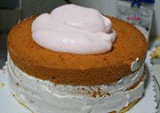 牛奶布丁KT猫生日蛋糕,外面加了淡粉色的奶油400克,10寸蛋糕做下来,一盒1升的奶油基本就没了