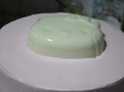 牛奶布丁KT猫生日蛋糕,放上KT牛奶布丁