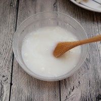冰花煎饺,将面粉倒入清水从中心向外轻轻画圈搅拌,最好是完全晾凉的白开水