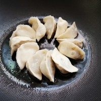 冰花煎饺,热锅倒油少许,排入饺子