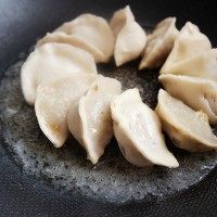 冰花煎饺,转中火逐渐收干,转小火完全收干即可,用铲子铲出,小心装盘