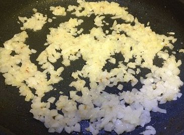 芝士牛肉堡,平底不粘锅放少许油,中火将120克洋葱末炒变透明;