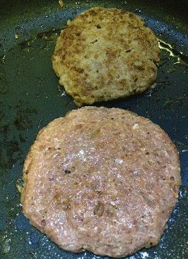 芝士牛肉堡,中小火加热,一面凝固变色后,翻面,煎至两面焦黄;