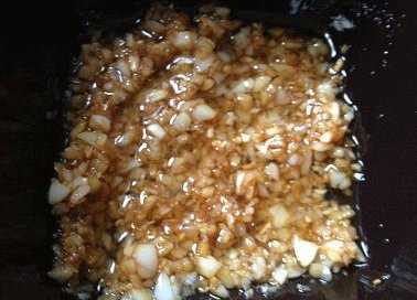 蒜蓉粉丝开片虾 ,在蒜蓉中加入2勺<a style='color:red;display:inline-block;' href='/shicai/ 788'>生抽</a>,少许盐拌匀;