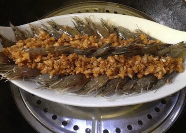 蒜蓉粉丝开片虾 ,将调好味的蒜蓉(连油)均匀的铺于虾上;