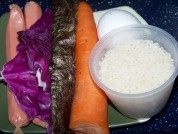 多彩饭团,菜洗净，<a style='color:red;display:inline-block;' href='/shicai/ 492'>大米</a>洗净用电饭锅焖成米饭，焖的时候加些<a style='color:red;display:inline-block;' href='/shicai/ 851'>橄榄油</a>能让米饭更香更油亮。