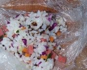 多彩饭团,用一次性手套把米饭挤成小饭团即可。如果没有手套可以用一次性袋来包饭团。