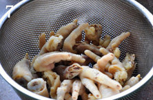 泡椒凤爪,捞出凤爪,充分沥干水分;