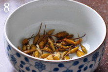泡椒凤爪,取一适合的容器,底部铺上一层<a style='color:red;display:inline-block;' href='/shicai/ 703'>泡椒</a>;