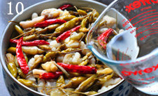 泡椒凤爪,如此反复,直至铺完全部凤爪后再铺一层泡椒,并倒入泡椒水(不够用可以加醋水)没过所用材料;密封冷藏一天后即可享用!