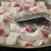 红烧肉,肉切麻将块,飞水,冲洗干净,控干水备用,