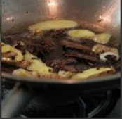 红烧肉,放入姜,<a style='color:red;display:inline-block;' href='/shicai/ 710'>桂皮</a>,<a style='color:red;display:inline-block;' href='/shicai/ 695'>八角</a>,<a style='color:red;display:inline-block;' href='/shicai/ 700'>花椒</a>转小火炒出香味