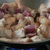 红烧肉,转大火,放入控干水的五花肉