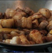 红烧肉,炒到边边有点焦了,就放入<a style='color:red;display:inline-block;' href='/shicai/ 788'>生抽</a>,炒上色了放入<a style='color:red;display:inline-block;' href='/shicai/ 721'>蚝油</a>,一次加入足量的水,大火烧开了转小火,熬个1.5-2个小时,将浸出来的油篦出来
