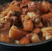 红烧肉,转小锅,再熬个一个小时,收汁将2中炒香的蒜头,葱头丢进去,焖焖起锅.