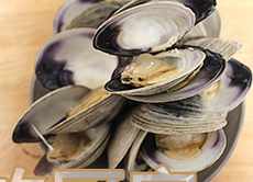 蒜馍烤蛤蛎,大火蒸5-10min,等蛤蛎把壳打开后就取出,把盖子掰掉不用