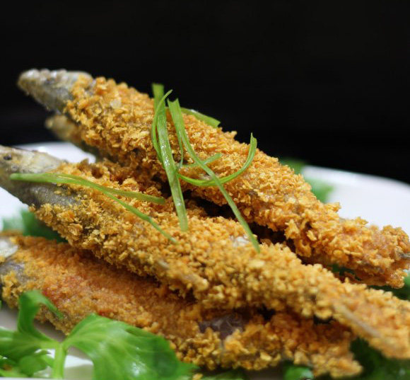 香脆小鱼,这种做法的酥鱼口感就像KFC里的那种鸡米花,外酥里嫩,所以在吃的时候可以蘸番茄酱,别有一番风味。