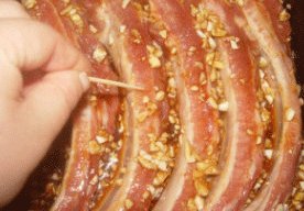 蒜香叉烧排骨,用牙签在小排上面扎眼,帮助入味,每隔半小时翻面一次,扎眼一次。腌渍2小时以上,最好过夜。