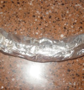 蒜香叉烧排骨,包裹起来,两头扎紧,封口的一面朝上,防止漏汤。