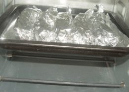 蒜香叉烧排骨,将裹好锡纸的排骨放入烤盘,200度,烤半小时。