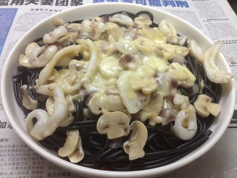 芝士蘑菇墨魚面