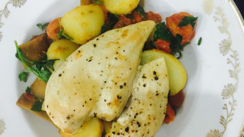 少油 少盐 英国菜,搅动扁叶欧芹、煮熟土豆和锅子的茄子圣女果成品。然后把蔬菜放在盘子的底层，最后把烤好的鸡肉放在青菜上面