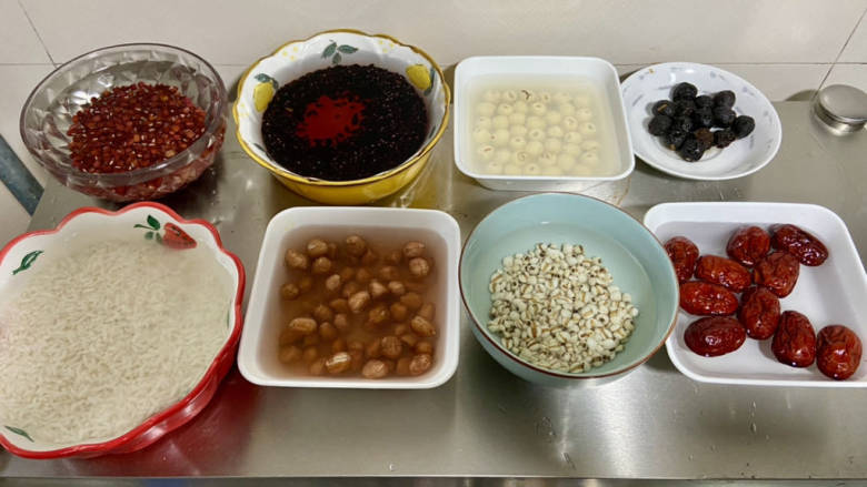 桂圆红枣八宝粥,各种食材清洗干净,分别清水浸泡上,糯米需要浸泡两小时,红豆需要四小时,其他一小时即可。花生浸泡后去除红衣,如果莲子有莲心,浸泡后剥开去除