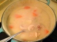 奶油炖菜,关火,加入调味块慢慢搅拌至溶解,然后小火煮至汤汁浓稠(约需5分钟)