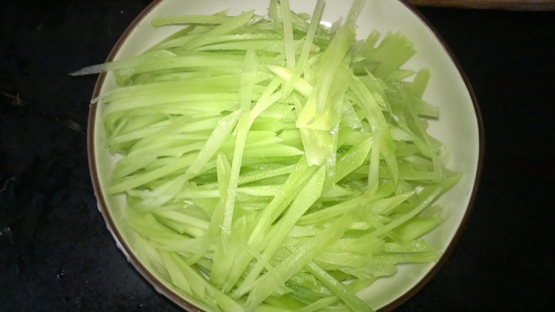 清炒莴笋,<a style='color:red;display:inline-block;' href='/shicai/ 124'>莴笋</a>去皮,切成丝备用