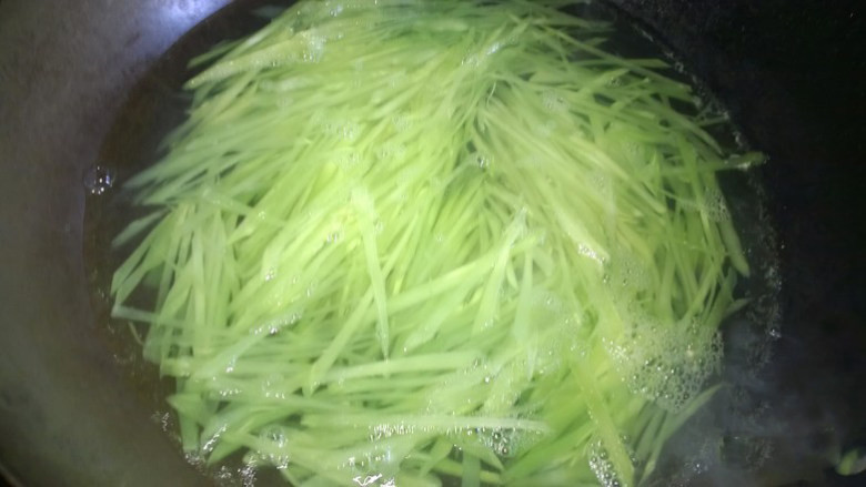 清炒莴笋,锅中烧水,水开后把莴笋放入锅中,焯一下,一般水开后就可以,无需煮太久