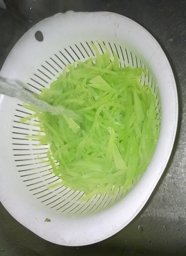 清炒莴笋,焯过水后,用冷水迅速冲洗