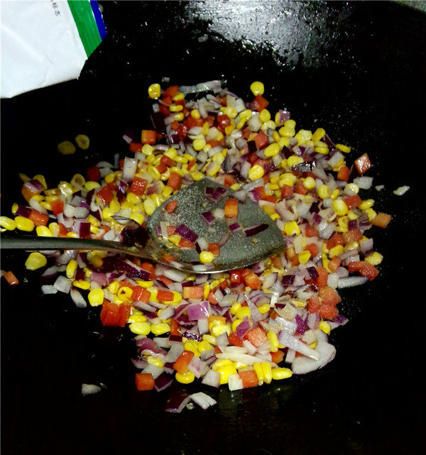 素炒三丁,食材都炒熟后,调入适量盐