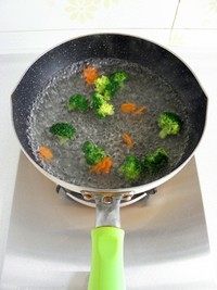 肥牛饭,锅里加水烧开,放入西兰花和胡萝卜焯烫10秒后捞出控水待用。
